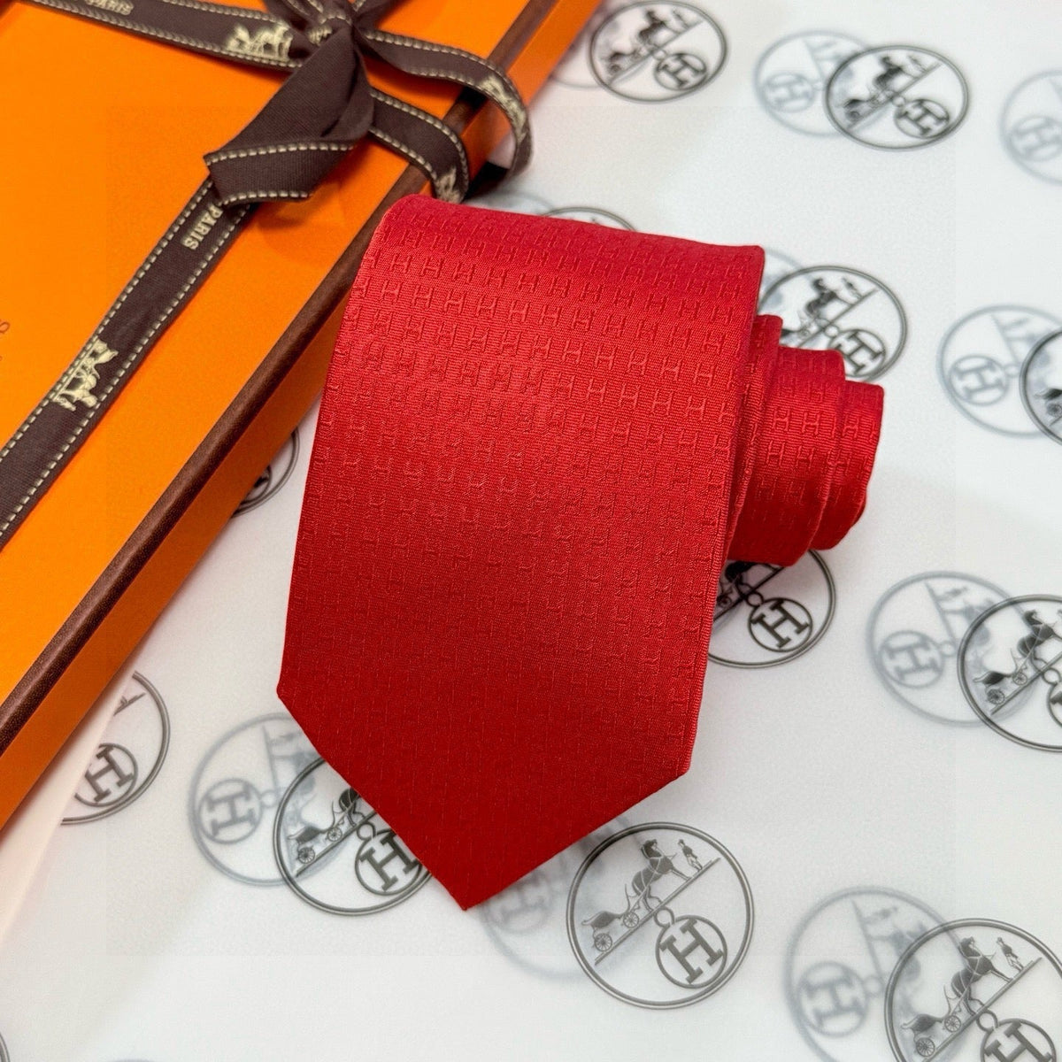 Hermes Style Men's Solid and Micro Pattern Silk Tie